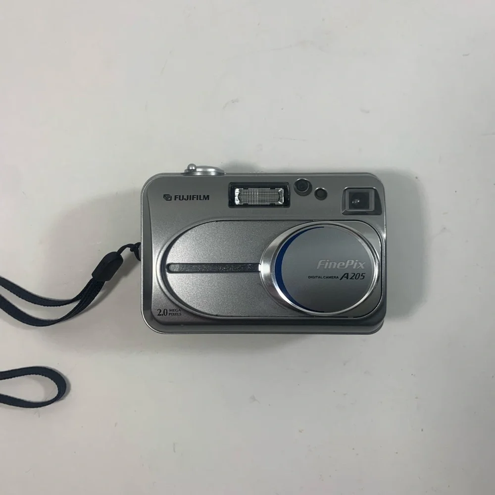 Fujifilm FinePix A Series A205 2.0MP Digital Camera - Silver W/case TESTED!